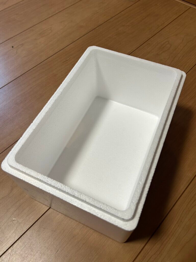 空になった発砲スチロール容器